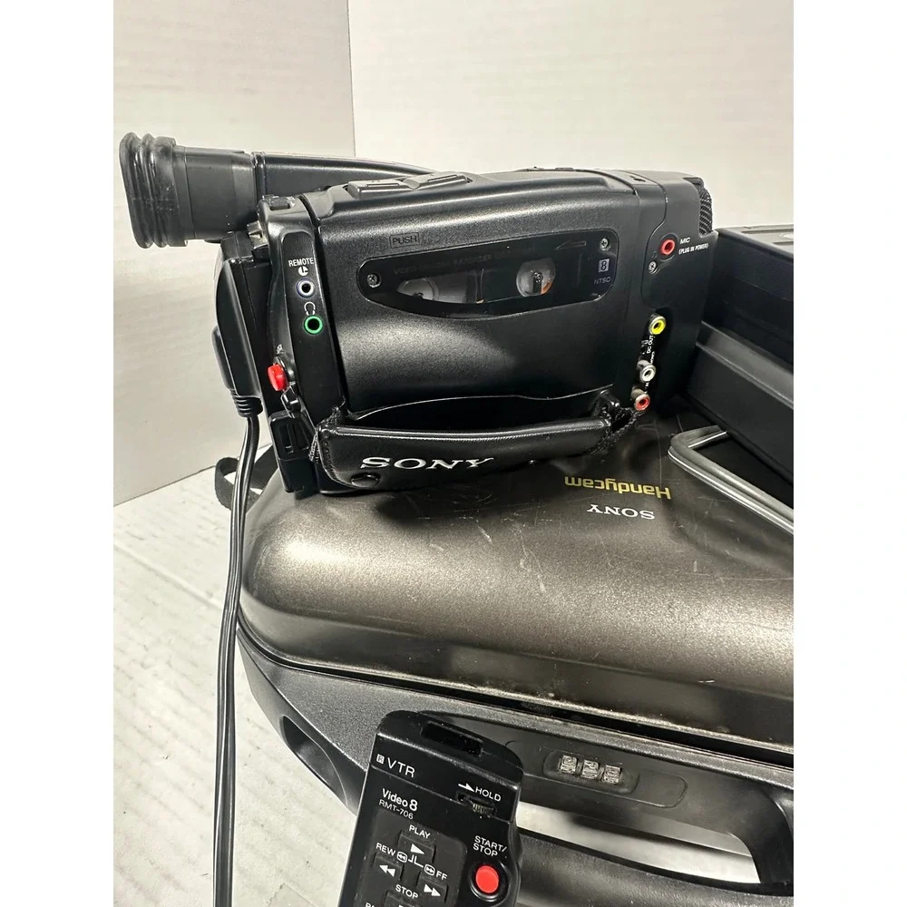 Sony Handycam Video 8 CCD-TR91 Camcorder Bundle SteadyShot 10x Zoom NTSC Case